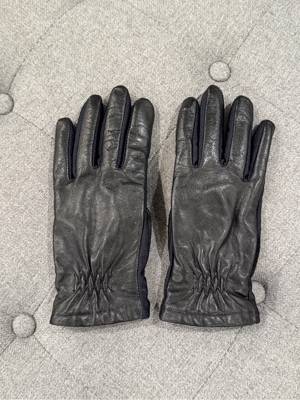 Isotoner Black Genuine Leather Size M/L SmarTouch Stretch Driving Gloves